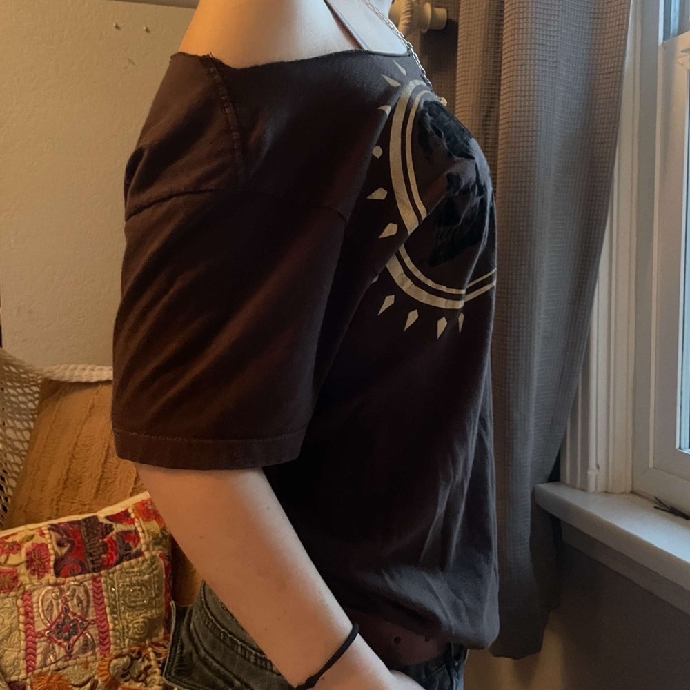 Baggy off the shoulder graphic T - Picture 3 of 3